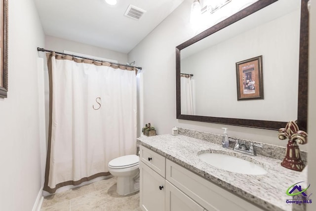 full bathroom featuring toilet, visible vents, a shower with shower curtain, and vanity