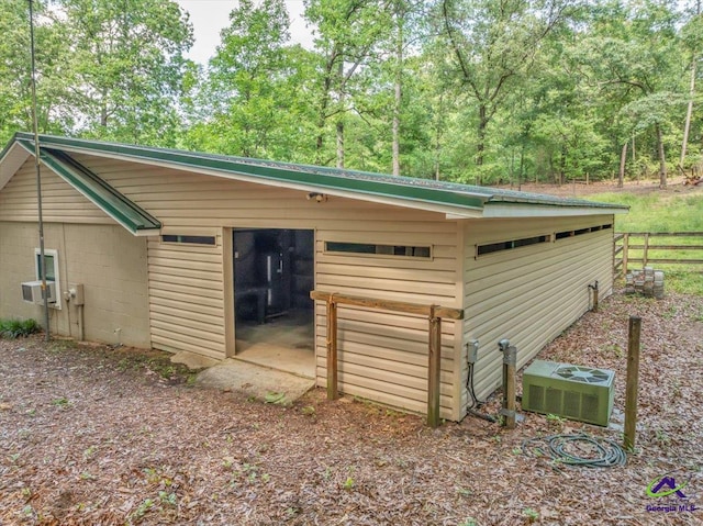 124 Joy Dr, Warner Robins, GA 31088 - garage with fence and cooling unit