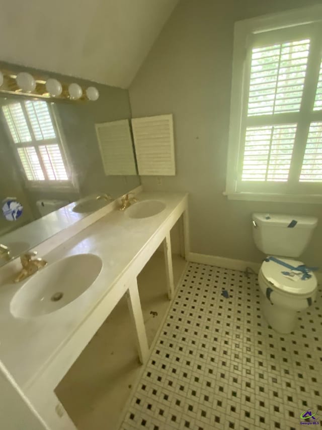 1218 Nottingham Dr, Macon, GA 31210 - full bathroom with toilet, baseboards, a sink, and lofted ceiling