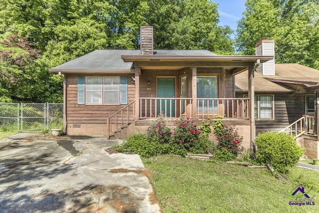 410 Steeplechase Rd, Macon, GA 31216 - view of front facade with a front lawn, fence, a chimney, crawl space, and a porch