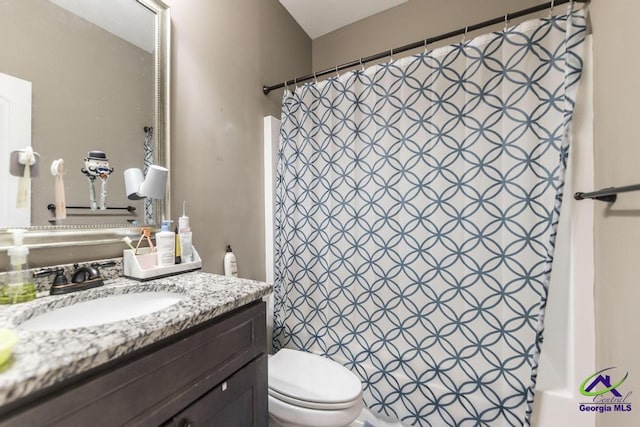 full bath with vanity, toilet, and curtained shower