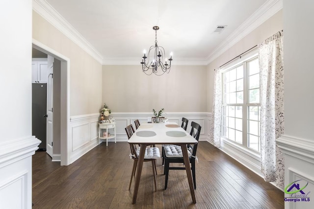 dining room with crown molding, an inviting chandelier, dark wood-style floors, and visible vents
