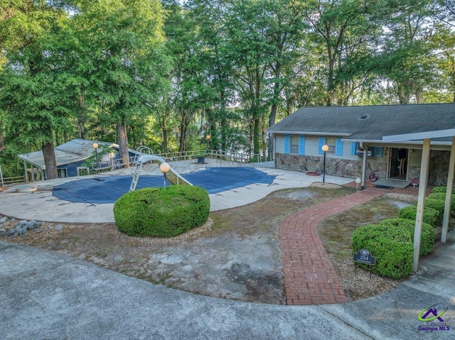 view of yard featuring fence and a fenced in pool