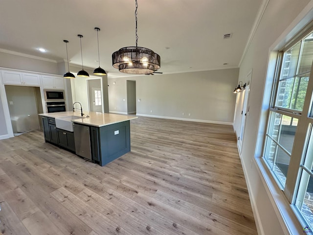 kitchen with visible vents, ornamental molding, baseboards, a sink, and stainless steel appliances