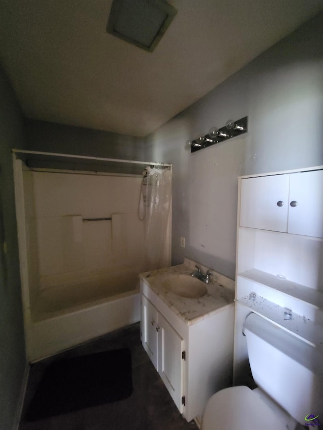 full bath with vanity, a shower with shower curtain, and toilet