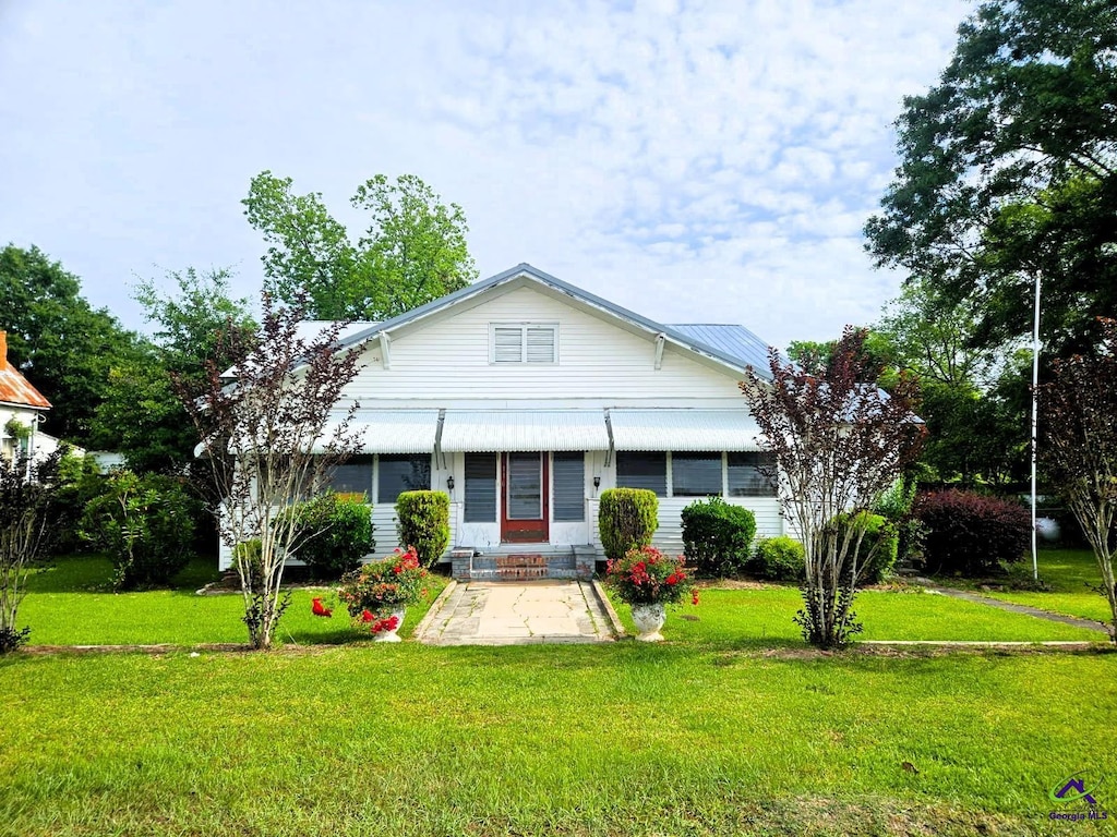 view of front facade with a front yard