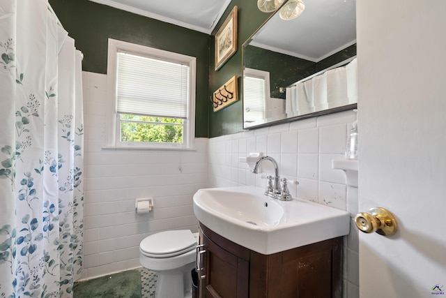 718 Dogwood Cir, Macon, GA 31210 - full bath featuring tile walls, toilet, vanity, crown molding, and a shower with shower curtain