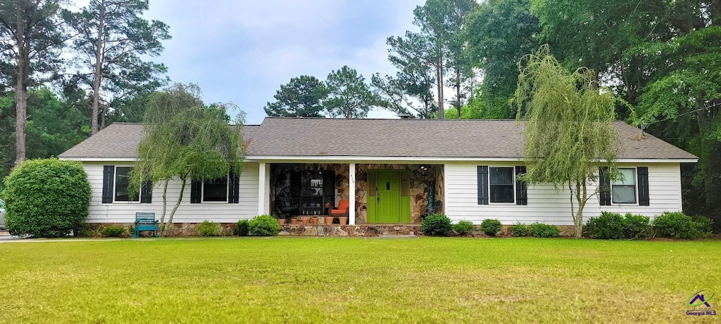single story home featuring a front yard, a porch, and roof with shingles