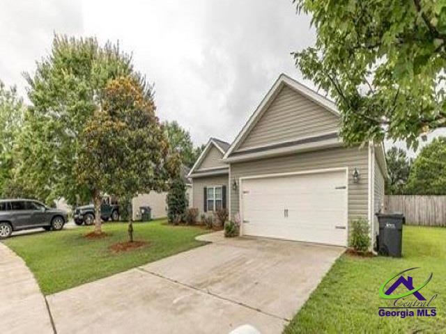 view of front facade featuring driveway and a garage