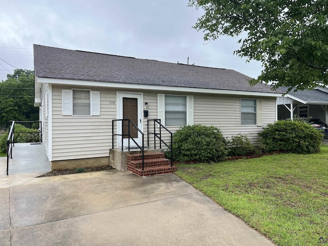 726 Mcarthur Blvd, Warner Robins, GA 31093 - ranch-style home with a shingled roof and a front yard