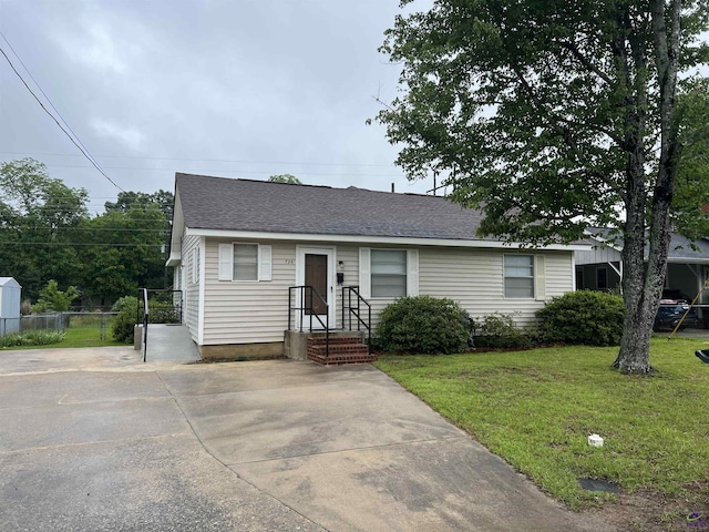 726 Mcarthur Blvd, Warner Robins, GA 31093 - view of front of home with driveway and roof with shingles