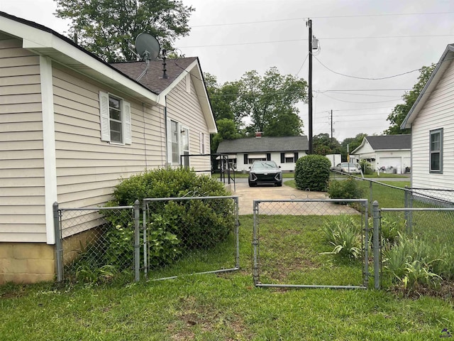 726 Mcarthur Blvd, Warner Robins, GA 31093 - view of yard featuring a gate