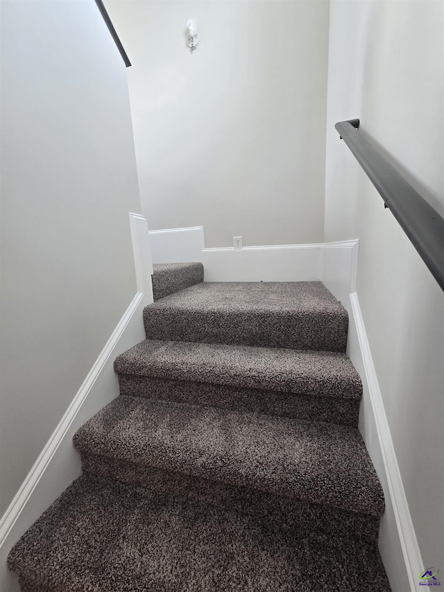 212 Raleigh Dr, Warner Robins, GA 31088 - view of staircase