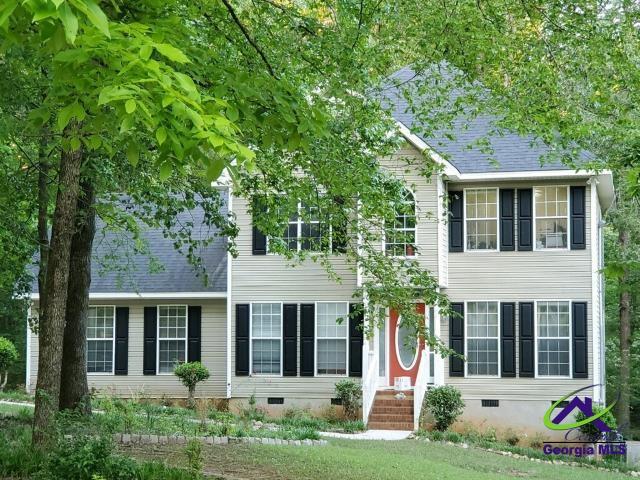 colonial inspired home featuring crawl space