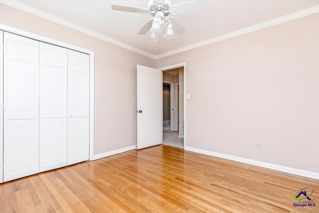 unfurnished bedroom with baseboards, light wood finished floors, ornamental molding, a closet, and ceiling fan