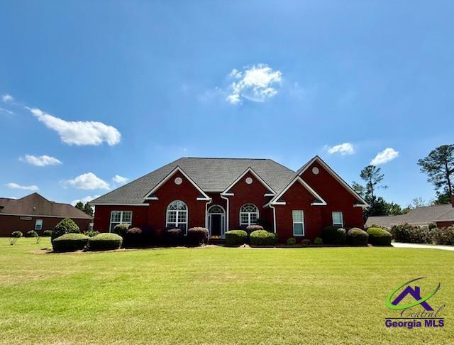 view of front facade featuring a front yard