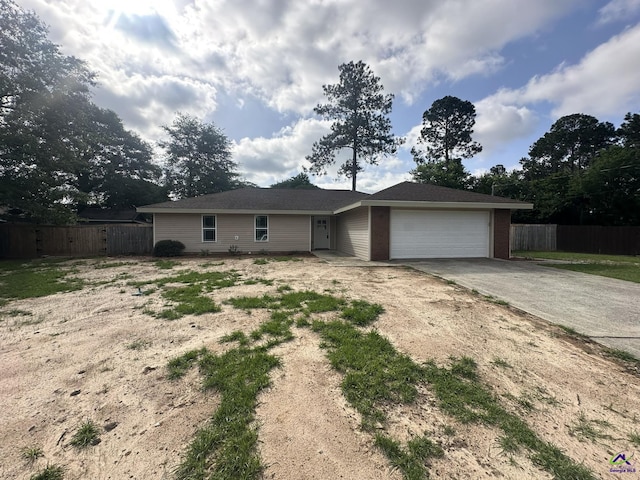 103 Ridley Ct, Warner Robins, GA 31088 - single story home featuring driveway, a garage, and fence