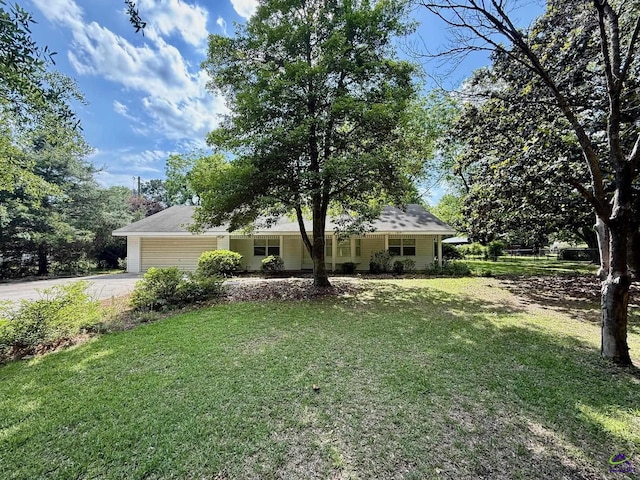 view of front facade featuring driveway, a front lawn, and an attached garage