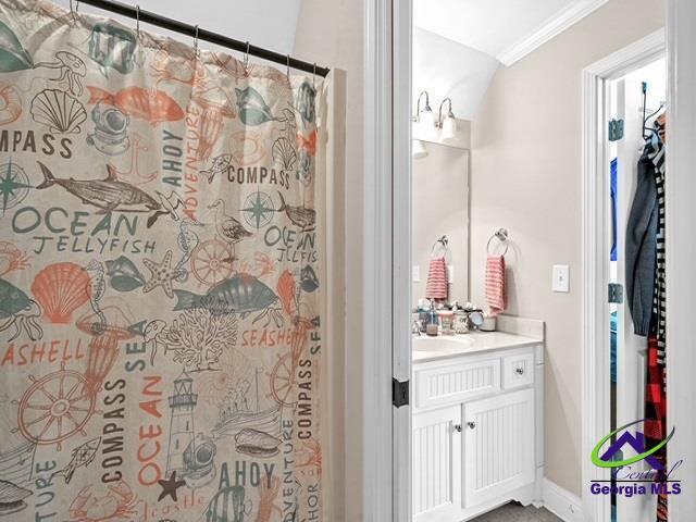 163 Broadleaf Dr, Macon, GA 31210 - full bath with vanity, crown molding, and baseboards