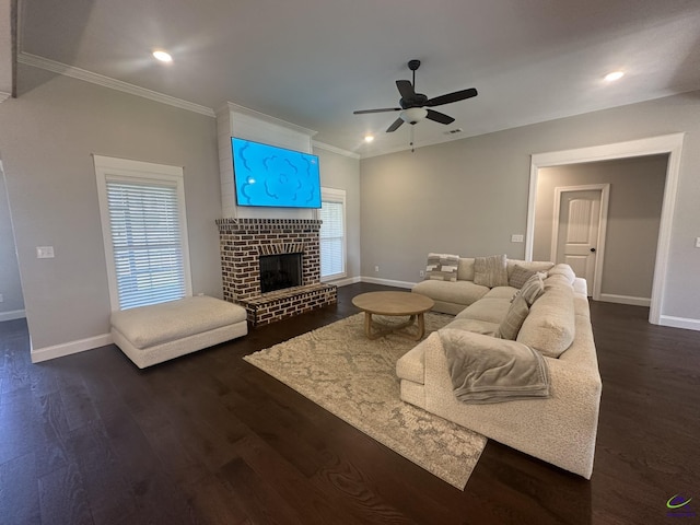 living area with baseboards, a ceiling fan, ornamental molding, dark wood-style flooring, and recessed lighting