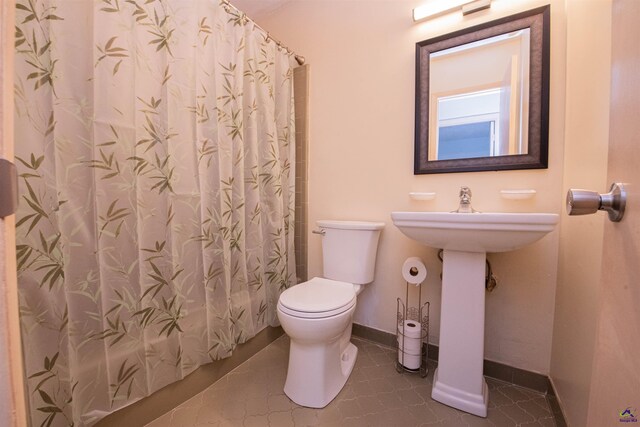 111 Briarwood Dr, Warner Robins, GA 31093 - bathroom featuring toilet, a shower with curtain, and baseboards
