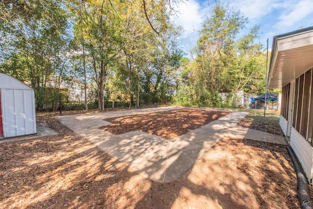 111 Briarwood Dr, Warner Robins, GA 31093 - view of yard with a storage unit, a sunroom, and an outdoor structure