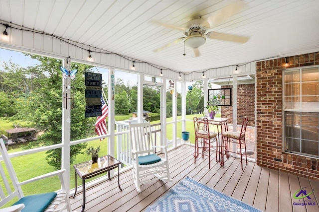 sunroom with a ceiling fan
