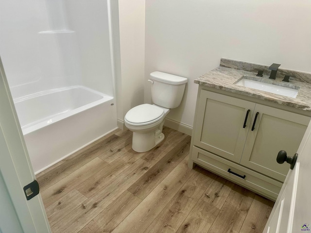 86 Camden Way, Hawkinsville, GA 31036 - full bath featuring wood finished floors, toilet, vanity, shower / bath combination, and baseboards