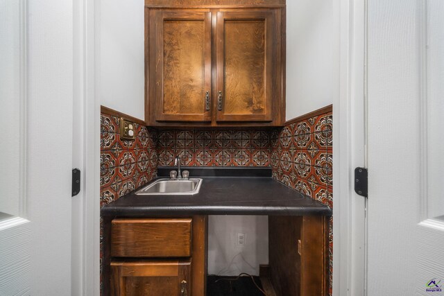 207 Oak Forest Ln, Warner Robins, GA 31088 - indoor wet bar featuring tasteful backsplash