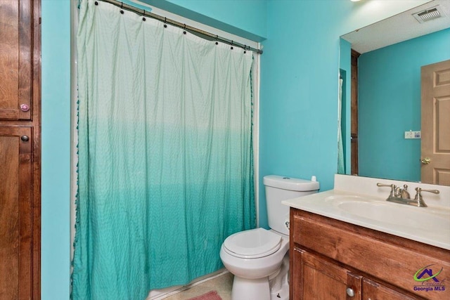 283 Limestone Rd, Cochran, GA 31014 - full bathroom with toilet, vanity, and a shower with shower curtain