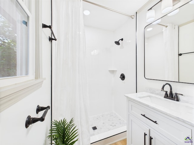 744 Corbin Ave, Macon, GA 31204 - full bathroom featuring tiled shower and vanity