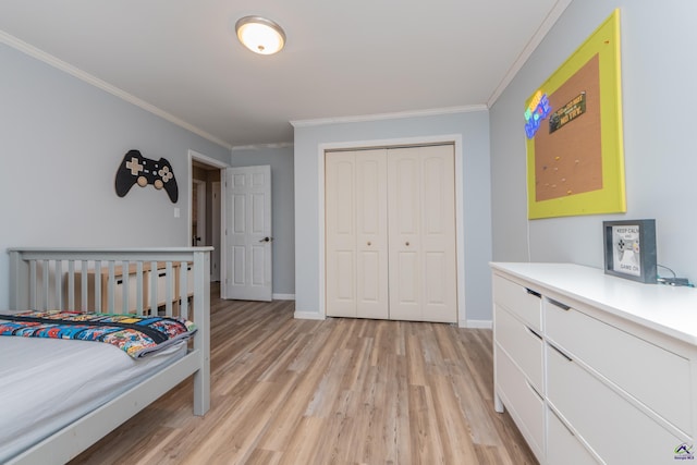 826 Edward Pl, Macon, GA 31204 - bedroom featuring ornamental molding, light wood-style flooring, baseboards, and a closet