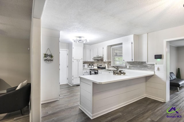 123 Robinhood Dr, Warner Robins, GA 31088 - kitchen with stainless steel electric range oven, a peninsula, dark wood-style floors, a textured ceiling, and light countertops