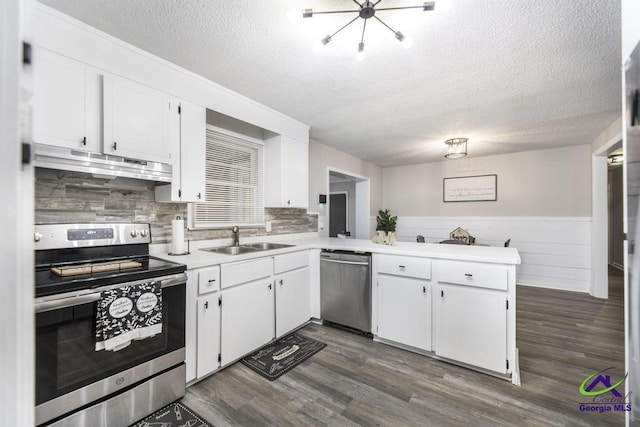 123 Robinhood Dr, Warner Robins, GA 31088 - kitchen featuring stainless steel appliances, a sink, under cabinet range hood, dark wood-style floors, and a textured ceiling