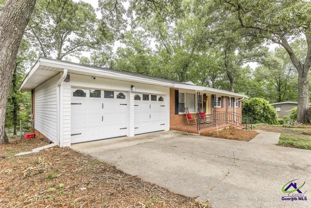 123 Robinhood Dr, Warner Robins, GA 31088 - single story home featuring a porch, driveway, and a garage