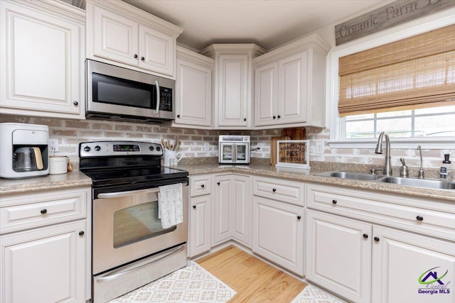 133 Gage Dr, Perry, GA 31069 - kitchen with stainless steel appliances, a sink, decorative backsplash, and light countertops
