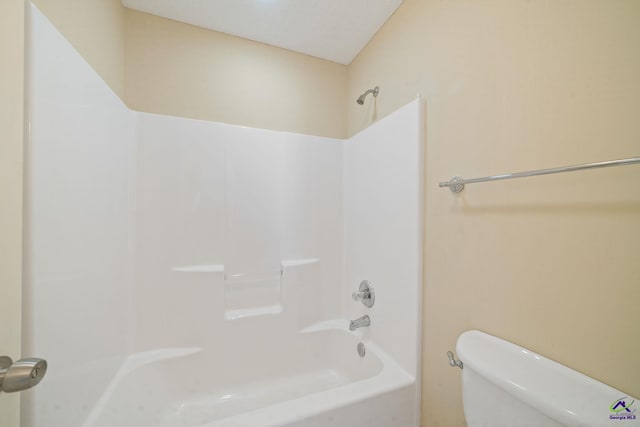 107 Rachael Ln, Warner Robins, GA 31088 - bathroom with toilet and washtub / shower combination