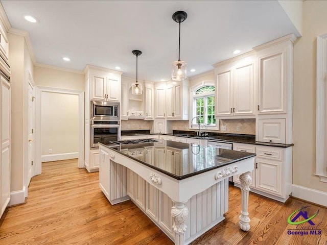 113 Troon Way, Macon, GA 31210 - kitchen with stainless steel appliances, a sink, baseboards, decorative backsplash, and light wood-style floors