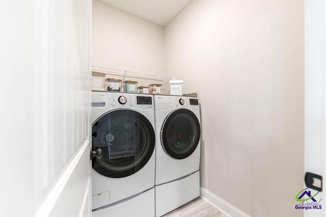 107 Field View Ln, Kathleen, GA 31047 - laundry room with washer and clothes dryer, light wood-style floors, and baseboards