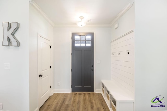 107 Field View Ln, Kathleen, GA 31047 - mudroom featuring light wood-type flooring, crown molding, and baseboards