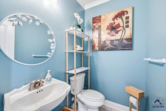 117 Richfield Cir, Kathleen, GA 31047 - half bath featuring a sink, crown molding, and toilet