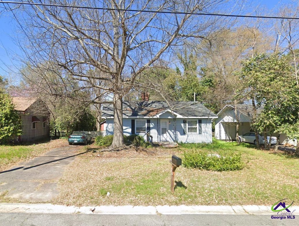 914 Mcarthur Blvd, Warner Robins, GA 31093 - view of front of home with driveway and a front lawn