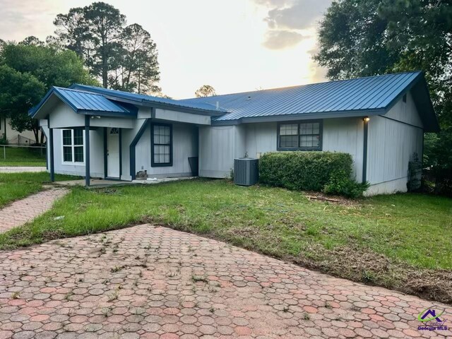 102 Overlook Dr, Warner Robins, GA 31088 - view of front of property featuring a metal roof, a front lawn, and board and batten siding