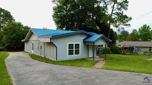 102 Overlook Dr, Warner Robins, GA 31088 - view of front of property featuring driveway, a metal roof, and a front yard