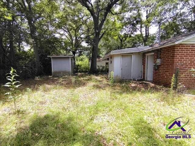 107 Roberts St, Warner Robins, GA 31093 - view of yard featuring a storage unit