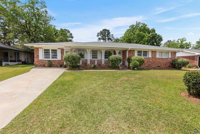 113 Chestnut Rd, Warner Robins, GA 31088 - ranch-style home featuring crawl space, covered porch, driveway, brick siding, and a front yard