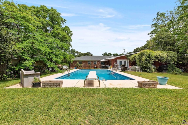 113 Chestnut Rd, Warner Robins, GA 31088 - outdoor pool featuring a patio, a yard, and a diving board
