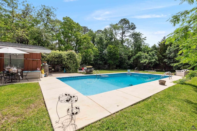 113 Chestnut Rd, Warner Robins, GA 31088 - view of pool featuring a patio area, view of wooded area, and a diving board