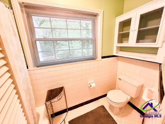 234 Briarcliff Rd, Warner Robins, GA 31088 - bathroom featuring tile walls and wainscoting