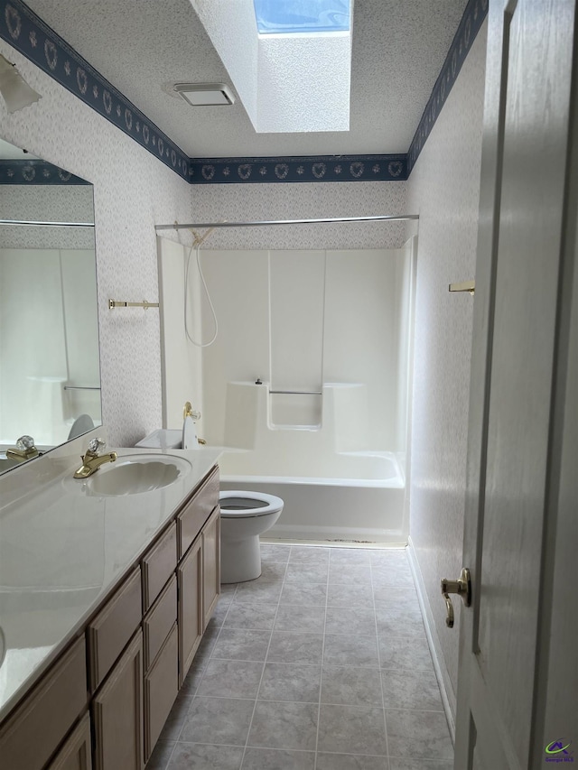 318 Pheasant Rdg, Warner Robins, GA 31088 - bathroom featuring wallpapered walls, shower / tub combination, double vanity, a skylight, and a textured ceiling